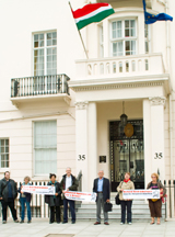 Az angol kommunistk tiltakozsa a londoni nagykvetsg eltt