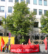 A Nmet Kommunista Prt demonstrcija a berlini magyar nagykvetsg plete eltt a per napjn