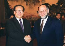 Jiang Zeming s Robert Hue, a Francia Kommunista Prt egykori ftitkra